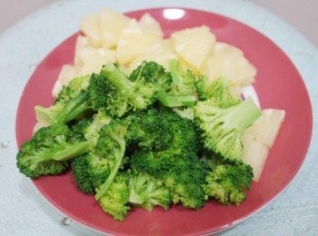 step8: 將鳳梨切成小塊用紙巾吸一下湯汁!!! 花椰菜及蝦子用水川燙備用~~ 蝦子燙熟後去頭去殼備用!!