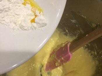 step5: 然後將粟粉加入再攪勻。