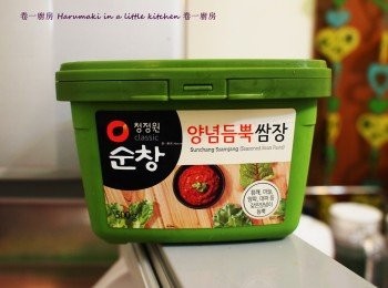 step2: 倒入韓國麵醬, 熱開水, 上蓋轉細火煮20分鐘