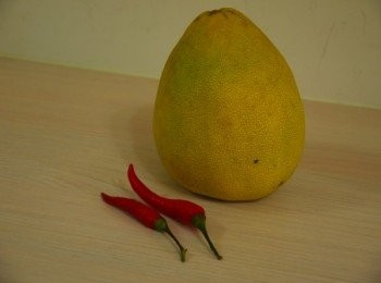 step1: 將冰過剝好的柚子肉裝盤，辣椒切成小碎塊。