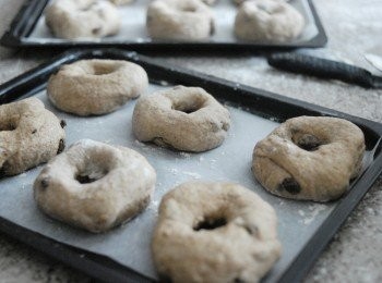 step7: 將麵糰放在烘焙紙上，用保鮮紙包好，靜置30分鐘，作第二次發酵