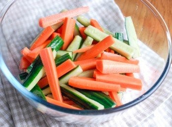 step1: 將青瓜，紅蘿蔔等切成大小相約的長條，放入玻璃碗內，下2茶匙鹽，拌勻，靜置15分鐘（這可令水分排出，令青瓜，紅蘿蔔更香脆）