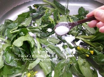 step1: 菜心苗沖一沖洗後加入鹽拌勻用水浸10分鐘 , 盛起瀝乾水份備用