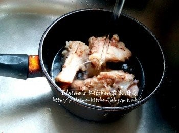 step1: 豬骨放入煲內 , 加水用中火煮滾 , 盛起用水沖一沖洗去碎骨 , 再瀝乾