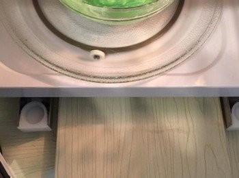 step2: 用保鮮膜封住，放入微波爐用高火（強微波）微波2分鐘，見糯米呈現透明成團即可（否則拌一拌粉團再逐分鐘微波至熟）。