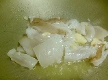 step3: 放入透抽及少許的米酒去腥用中大火快速拌炒