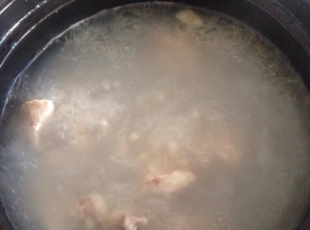 step3: 把排骨放入砂鍋，接著下料酒，再加入兩大碗的清水大火煮開，煮至湯汁變成奶白色。