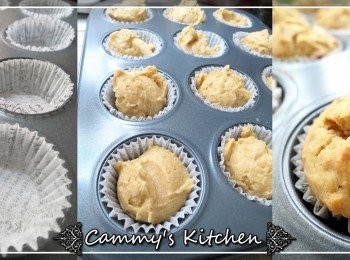 step5: 出爐後，靜待5至10分鐘，將鬆餅放在架上冷卻，餅面掃上果醬，再鋪上雜果仁作裝飾。