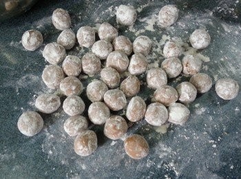 step5: 用左右手將粉糰搓圓,再均勻地沈上乾麵粉,用手撈勻