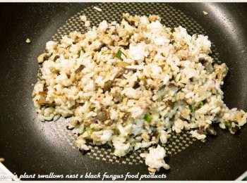 step3: 待豬絞肉炒熟後，放入隔夜飯，用大火快炒至米飯成鬆散狀。