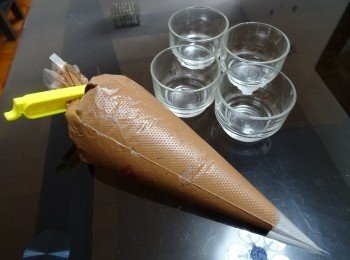 step7: 將慕絲入唧袋， 唧入杯內至1／3杯，