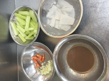 step1: 先將材料清洗備用，西芹切段，魷魚切十字花紋.
將糖,生粉,放入魷魚醃10分鐘(備用)