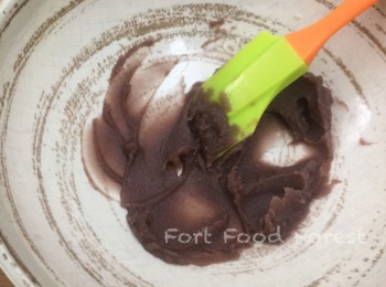 step7: 放紅豆蓉入一個大碗裏. 用微波爐將紅豆蓉加熱約十秒, 然後用打蛋器或刮刀鬆開紅豆蓉, 避免紅豆蓉結塊.