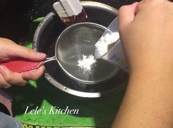 step4: 低筋麵粉過篩至麵糊中，輕拌至看不見白色粉末即可。
 (一定要輕輕的喔~太用力的話會出筋，口感就不對了。
若喜歡較鬆軟的口感，可在此時篩入一小匙泡打粉，
若喜歡紮實口感則不用加。)