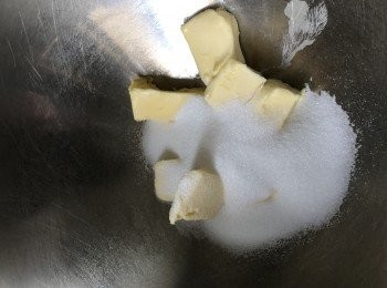 step2: 在另一邊, 將牛油和糖用電動打蛋器輔助, 把兩者打至混和一體, 軟身.