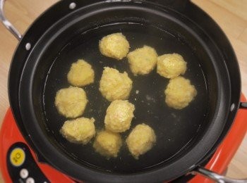 step3: 步驟3：
取湯鍋加水加熱至40~50度，即可放入擠好的肉丸子，並不時攪拌以避免黏鍋，煮至沸騰肉丸熟透浮起後撈出即可食用。