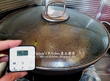 step4: 用中火煮滾後蓋上蓋轉慢火煮45分鐘