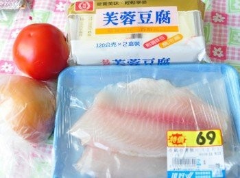 step1: 備料:鯛魚片、蕃茄、洋蔥、芙蓉豆腐