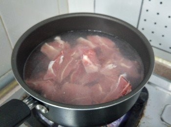 step1: 準備：  西施骨件用1湯匙幼鹽撈勻醃至少1-2小時至入味， 再出水10分鐘沖淨備用 /   蠔豉浸熱水10分鐘   /  珍珠米用水浸半小時， 倒去水份備用