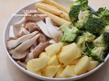 step3: 西蘭花切開洗淨，薯仔去皮切件。