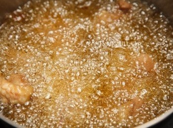 step2: 起油鍋，用200度的油溫將雞肉炸製7分熟後，起鍋備用。