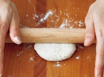 step10: 在麵團上撒上手粉〈高筋麵粉．分量外〉，用擀麵棍擀成直徑7㎝ 的圓形麵皮，擺放在鋪有烘焙紙的烤盤上。