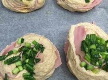 step8: 青蔥洗淨切去根部後切粒，加入雞蛋及鹽拌勻
焗爐預熱180度
將青蔥蛋液放上已發酵好的麵團上，入爐烤18－20分鐘至表面金黃即可