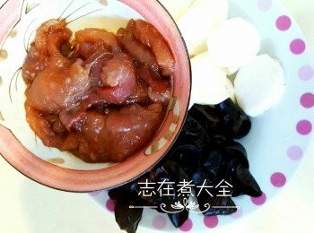 step1: 黑木耳浸開，淮山去皮切片，瘦肉用調味料（雞粉除外）醃15分鐘