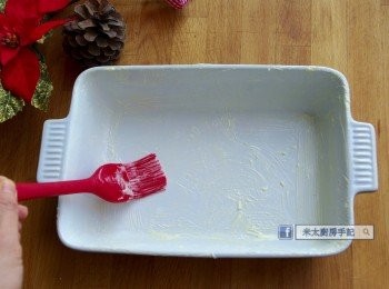 step1: 焗爐預熱至180度；在焗盤內掃上牛油。