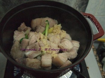 step2: 水滾放一片薑, 把鮮豬腩肉氽水, 瀝水放涼切塊備用.
熱鍋少油下薑片蒜葱, 放豬腩肉塊, 蔥段, 蒜葱粒略炒