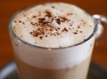 step11: 製做好了以後將100ml的牛奶與 50ml的奶泡倒入前面做好的濃縮咖啡中，並依照口味灑上少許的可可粉與海鹽，這樣一杯繽紛甘草糖風味拿鐵就完成了喔