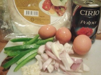 step1: 先將洋蔥，青/紅椒切幼絲，蒜頭及指天椒切碎備用