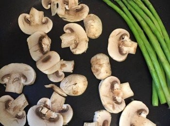 step5: 蘑菇抹乾淨，切片。熱鍋下菜油炒熟蘑菇片，盛起備用。
