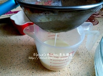 step2: 逐一加入鮮奶 , 砂糖同一份薑汁用叉拌勻 , 用隔篩過濾在量杯內
