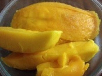 step5: 將芒果去皮，沿果核切下果肉，再縱切成長條。