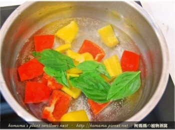 step4: 把九層塔用清水洗淨，丟入滾水中川燙一會後，與甜椒一同撈出備用。