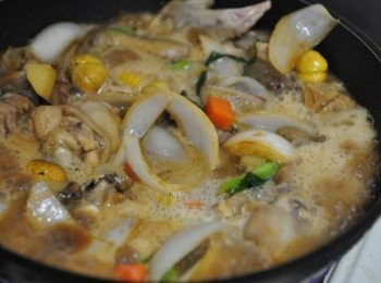 step12: 接著加入醬油膏、醬油、砂糖、香油等調味中火滾煮約10分鐘