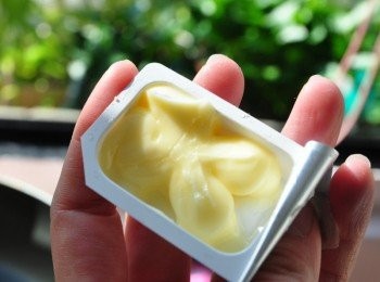 step5: 接著放入奶油一起炒香融化