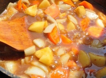 step4: 灑上胡椒粉再轉小火燉煮約25分鐘即可