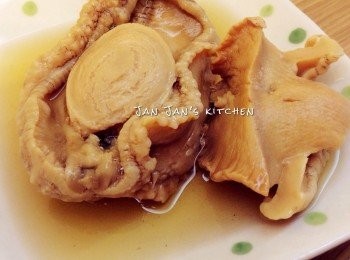 step1: 罐頭鮑魚切片，菜洗淨瀝乾水，放入油鹽滾水中灼熟盛起排上碟，隔去多餘水份。