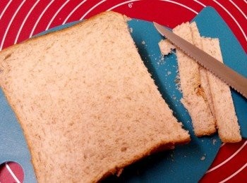 step3: 將麥吐司切邊，留下吐司片備用。