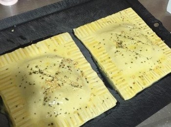 step3: 拿另一張酥皮對準蓋在上面，邊邊壓一下，用叉子壓出紋路，中間再用刀子切個十字