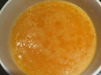 step2: 等待的同時把蛋跟糖、鹽攪拌均勻，並將烤箱預熱至180度。