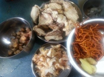 step4: 準備好各樣材料:蟲草花及冬菇頭浸軟.薑3片及以出水的雞和翡翠螺