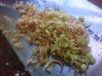 step1: 香茅用刀拍打，再切成碎備用。