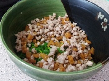 step3: 起鑊立即訪再有蔥的大碗內， 用熱力將蔥花迫至半熟。