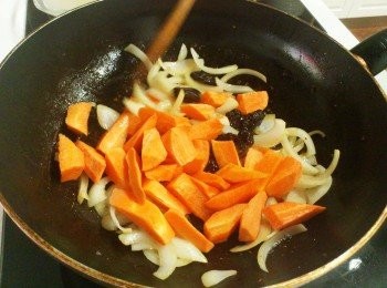 step3: 橄欖油在煎鍋中加熱，先將土雞切塊外皮煎黃後取出，利用剩餘橄欖油先炒香洋蔥，再加入蜜棗、胡蘿蔔拌炒。