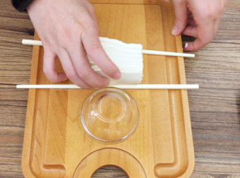 step6: 再將豆腐轉方向。