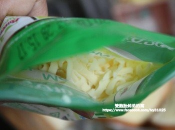 step4: 這是我在全聯買的披薩沙拉乳酪絲,也可以選擇自己喜歡的起司乳酪