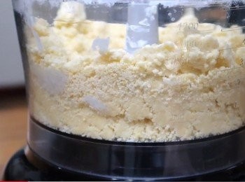 step2: 食物調理機內擺入事先過篩好低筋麵粉和糖粉，
再擺入冰的無鹽奶油，攪打成細粒狀後再加入蛋黃1個，
續打至融合即可，(略帶粉末不是十分均勻都沒關係喔~)
如沒有食物調理機，用刮棒切拌壓合處理也可以的。